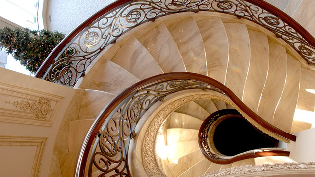 Винтовая лестница из мрамора Дайно Нуволато