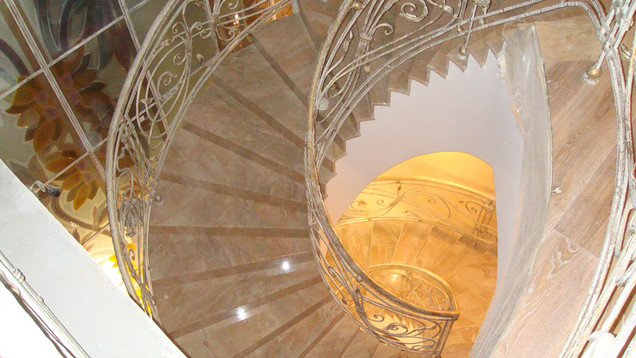 Винтовая лестница из мрамора Бречия Оничиато