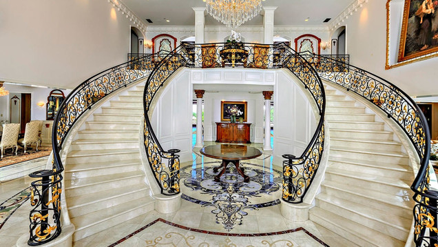 Лестница для дворцового интерьера из мрамора Крема Марфил