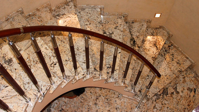 Винтовая лестница из гранита Сагитариус