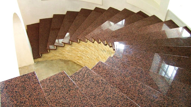 Винтовая лестница из гранита Мапл Ред
